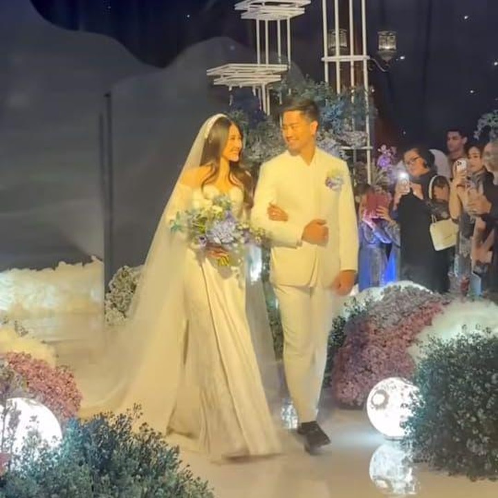 <p>Acara keduanya kemudian dilanjutkan dengan resepsi pernikahan yang dilangsungkan pada malam hari. Momen itu juga terlihat langsung dari beberapa <em>postingan ulang</em> yang dibagikan oleh Shasa di Instagram Story-nya. (Foto: Instagram@shazhaniaa)</p>