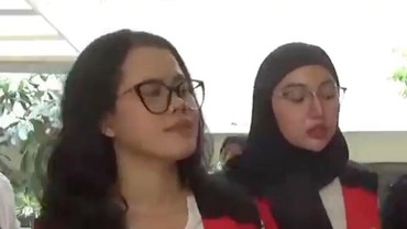 img-title Jalani Sidang Kasus Pornografi, Siskaeee Hanya Tersenyum