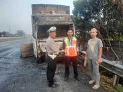 Truk Terbakar Usai Tabrak Pagar Pengaman Tol Merak-Jakarta, Sopir Terluka