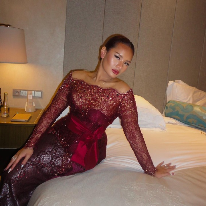 <p>Kebaya tersebut merupakan rancangan desainer Dimas Singgih. Kali ini, rambutnya dirias dengan gaya updo yang lebih minimalis. (Foto: Instagram @zahwamassaid)</p>