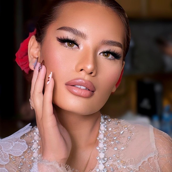 <p>Gaya riasan Zahwa juga membuatnya terlihat flawless meski mengenakan lipstik warna <em>nude.</em> Ia tampil cantik dengan riasan MUA Dean Sadudin dan gaya rambut sanggul karya Omi. (Foto: Instagram @dean_818 @rezaartameviaofficial @omi_makeupartist)</p>