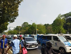 Ada Demo Sopir JakLingko, Lalin Tugu Tani Arah Balai Kota Macet