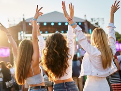 Bukan Sekedar Hiburan, Ini Manfaat Nonton Konser yang Harus Kamu Tahu!