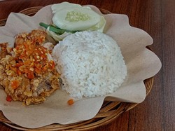 Ayam Goreng Dimemarkan dan Diaduk dengan Sambal Kini Jadi Populer