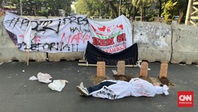 Protes RUU TNI dan Polri, Mahasiswa Bawa Pocong dan Nisan ke Istana