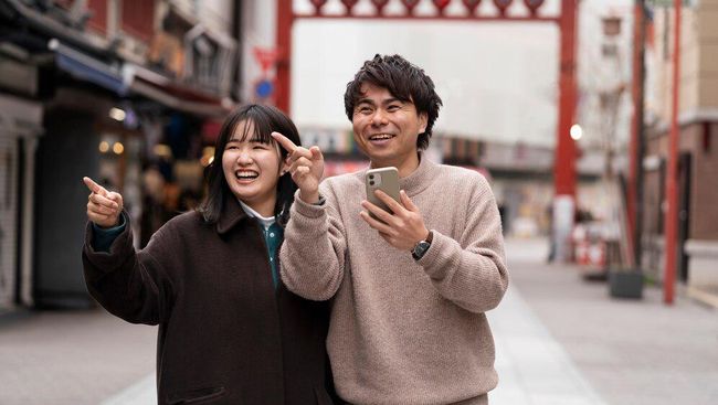 Tidak sedikit yang berpendapat bahwa ketika laki-laki dan perempuan berteman, sering kali salah satu pihak menyimpan perasaan lebih.