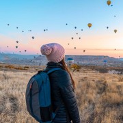 3 Zodiak yang Lebih Suka Menghabiskan Uang untuk Liburan daripada Beli Barang, Kamu Termasuk?