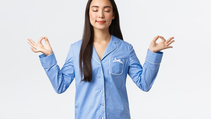 Ilustrasi Seorang wanita melakukan meditasi/Foto: freepik.com/benzoix