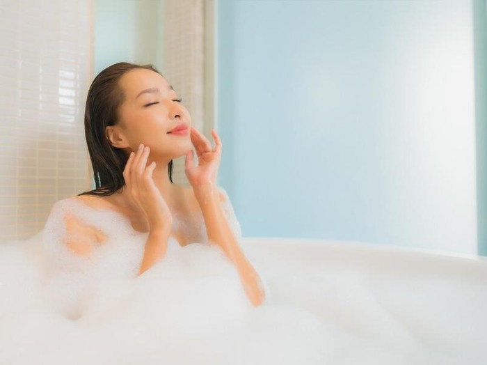 Ilustrasi Seorang wanita tengah berendam/Foto: freepik.com/lifeforstock