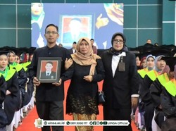 Haru Keluarga Gantikan Wisuda Rofiuzein Korban Tewas Laka di Boyolali