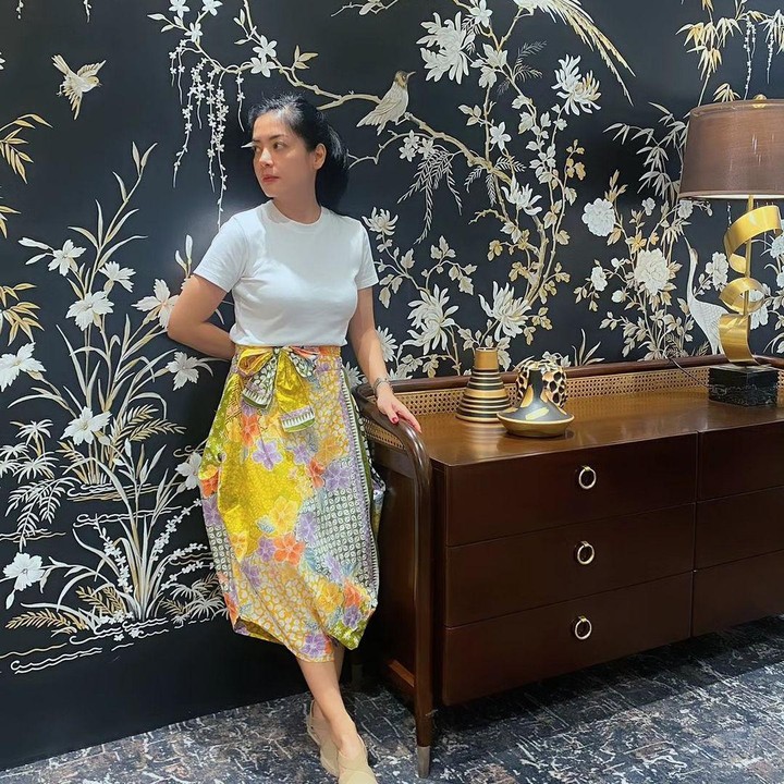 <p>Lulu sendiri masih aktif di dunia hiburan. Belum lama ini, ia bahkan mendapatkan sebuah peran dalam film ternama, <em>Dua Hati Biru</em>. (Foto: Instagram: @lutob)</p>