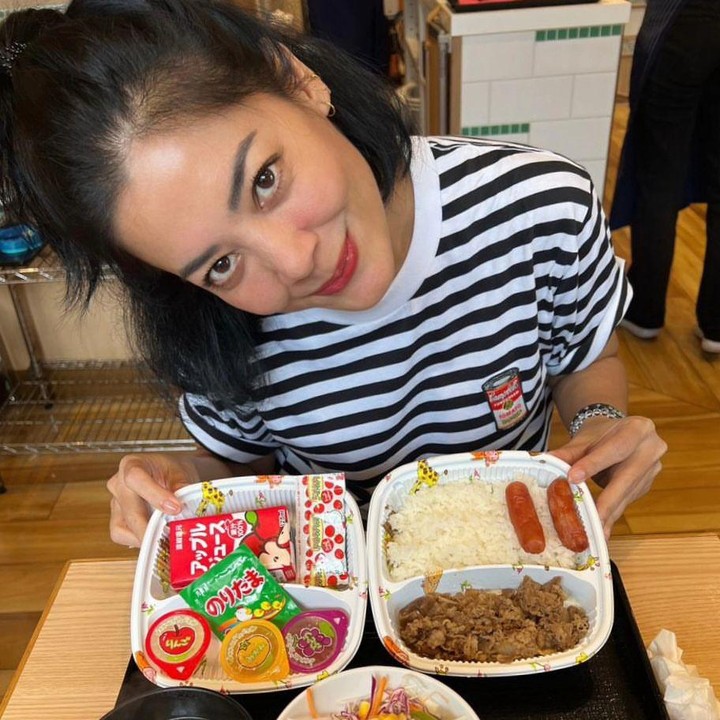<p>Banyak yang menyebut Lulu Tobing semakin terlihat bugar, lho. Tidak sedikit pula yang nge-fans karena kecantikan Lulu tidak pernah pudar. "Cantik tak lekang waktu," kata seorang netizen. "Awet muda banget," ungkap netizen lainnya. (Foto: Instagram: @lutob)</p>