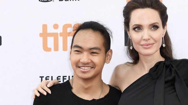 Putra sulung Angelina Jolie dan Brad Pitt, Maddox, resmi membuang nama belakang sang ayah dalam kredit film terbaru.
