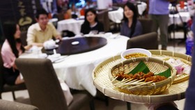 FOTO: Kala Kriuk Serangga Goyang Lidah Warga Singapura