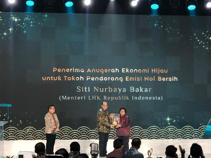Menteri LHK Siti Nurbaya Mendapat Anugerah Tokoh Pendorong Emisi Nol Bersih