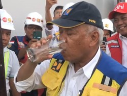 Nyes... Basuki Jajal Minum Air Langsung dari Keran di IKN