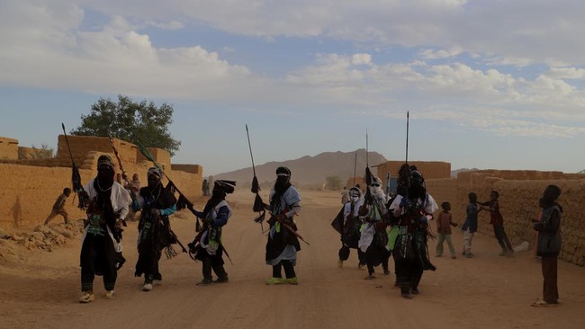 Pemberontak Tuareg bekerja sama dengan afiliasi Al Qaeda bantai puluhan anggota Wagner di Mali, Afrika Barat.