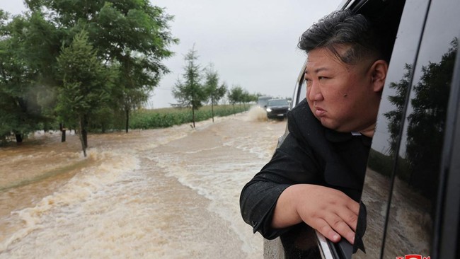 Kim Jong Un tampak menaiki SUV hitam yang logo dan emblemnya ditutup saat menerobos banjir, mobil ini diduga Lexus LX 600.