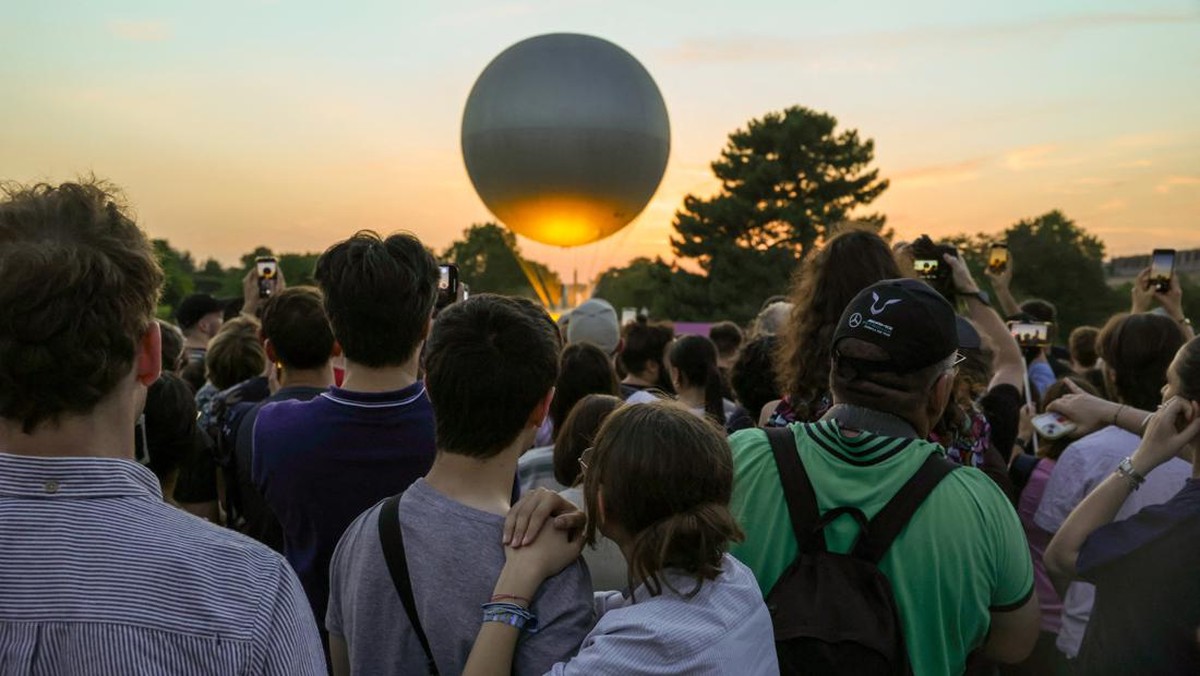 FOTO: Kepincut Senja Berhias Kaldron Olimpiade 2024 di Paris