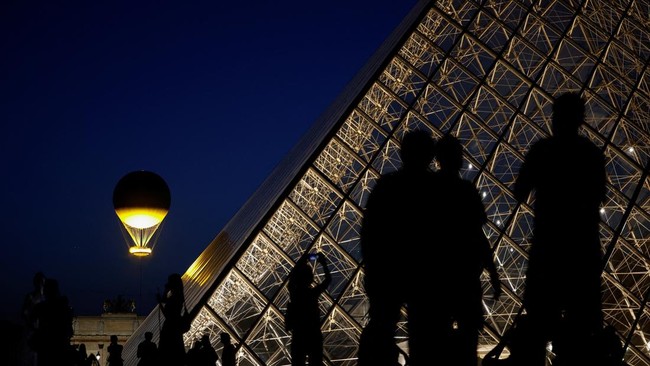 FOTO: Kepincut Senja Berhias Kaldron Olimpiade 2024 di Paris