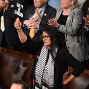 Anggota Kongres AS Rashida Tlaib Acungkan Papan 