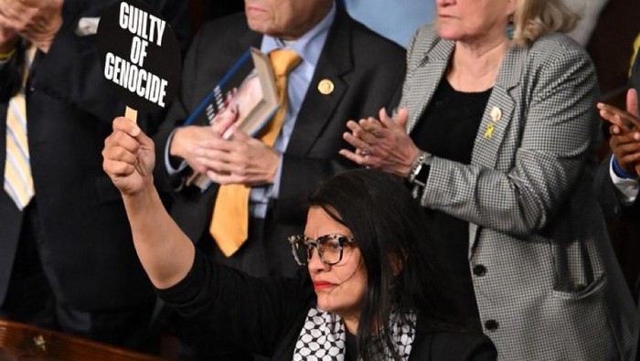 Anggota Kongres AS Rashida Tlaib Acungkan Papan 