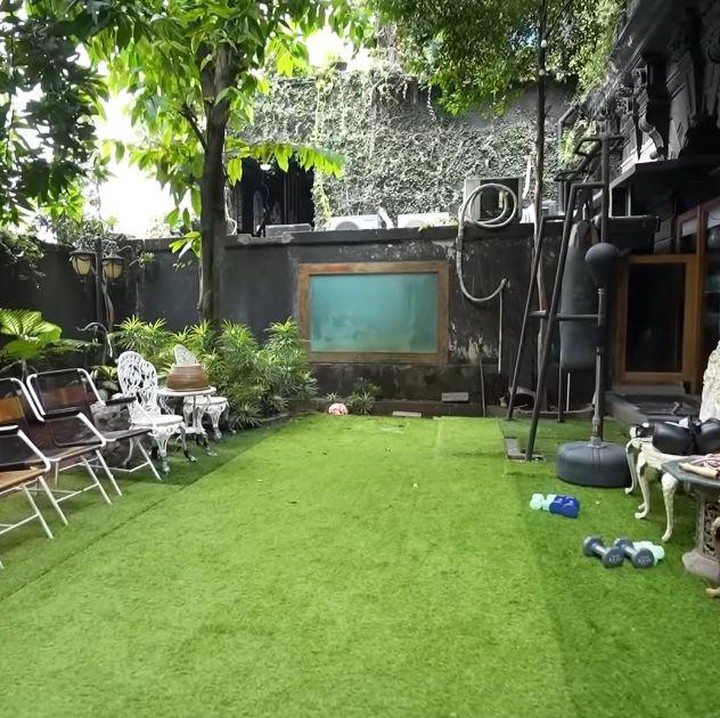 <p>Untuk area depan ruang khusus tersebut, El mengubah tanah kosong dengan menambahkan rumput sintetis agar terlihat lebih hijau. "Dulu ini full tanah karena enggak ada cahaya matahari, enggak tumbuh, minta pasangangin (rumput sintetis) biar hijau," tuturnya. (Foto: YouTube TAULANY TV)</p>