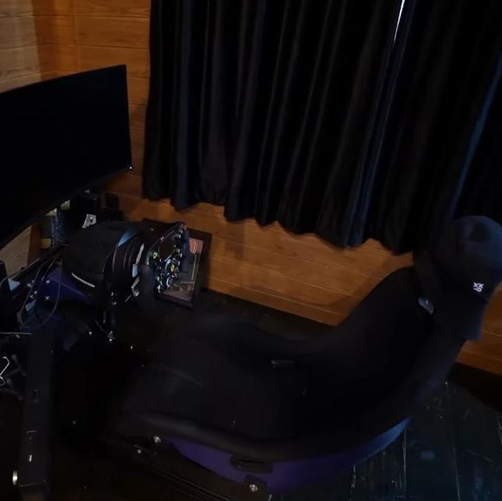 <p>Selain itu, El juga menyisakan area untuk bermain. "Aku dulu lagi suka banget sama F1, jadi bikin lah (simulator), terus main-main aja," ungkap El. (Foto: YouTube TAULANY TV)</p>