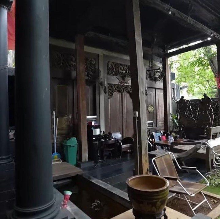 <p>Ahmad Jalaluddin Rumi alias El Rumi ternyata memiliki ruang khusus di rumahnya yang kini disebut sebagai <em>entertainment room</em>. Hal tersebut diketahui langsung dari video yang diunggah oleh Andre Taulany di kanal YouTube-nya. (Foto: YouTube TAULANY TV)</p>