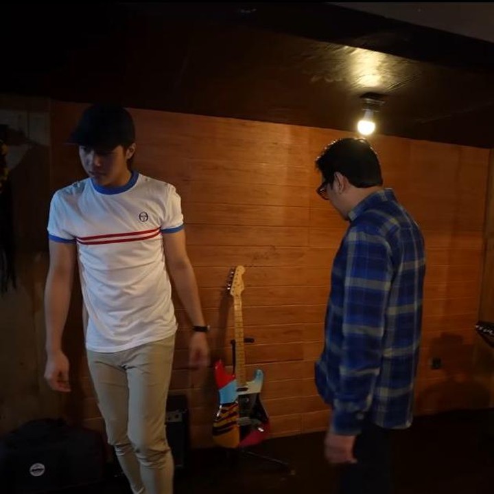 <p>Ruangan tersebut dilengkapi dengan alat musik seperti drum, gitar, hingga perlengkapan untuk rekaman suara. El juga mengatakan ruangan ini sengaja didesain kedap udara karena memang dibangun untuk studio, Bunda. (Foto: YouTube TAULANY TV)</p>