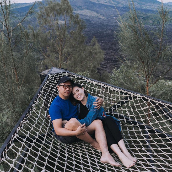 <p>Kehidupan pasangan artis yang satu ini memang jarang disorot layar kaca. Meskipun begitu, rumah tangga mereka tetap harmonis, lho. (Foto: Instagram@sammysimorangkir)</p>