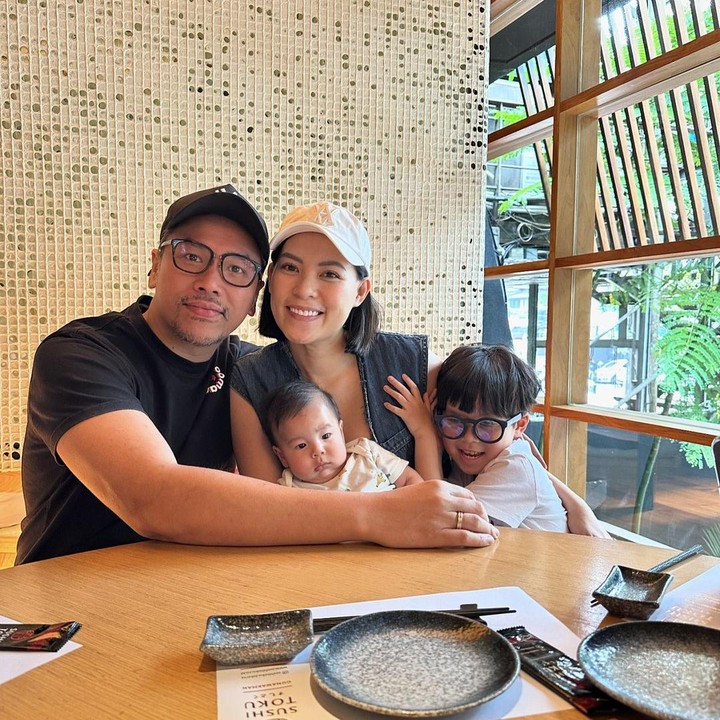 <p>Dalam <em>caption </em>tersebut, Sammy juga menjelaskan terkait alasannya terlambat mengucapkan selamat ulang tahun. "Selamat Ulang Tahun pernikahan.. Sahabat hidupku.. Tiang doaku.. Sangat-sangat terlambat untuk posting perayaan yang sama sekali tidak dirayakan ini.. karna pikiran dan cobaan yang sedang Tuhan ijinkan," tulis Sammy, dikutip dari laman Instagram@sammysimorangkir, Selasa (30/7/2024). (Foto: Instagram@sammysimorangkir)</p>