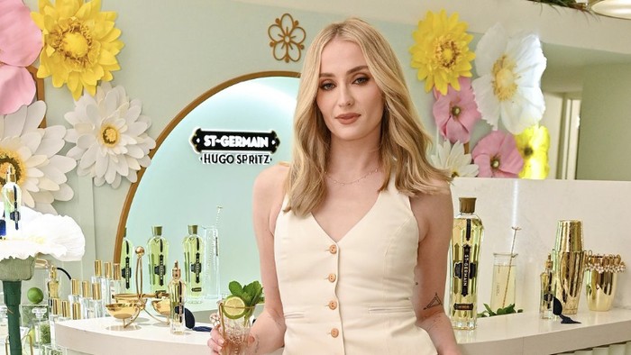 Get The Look: Outfit Kasual Serba Krem Terinspirasi Sophie Turner