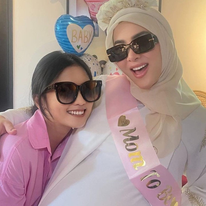 <p>Dalam acara ini, Syahrini tampil cantik mengenakan baju dress berwarna putih dengan motif dedaunan berwarna gold. Baby bump istri Reino Barack ini sudah terlihat jelas karena usia kehamilannya memang sudah masuk trimester akhir. (Foto: Instagram @princessyahrini)</p>
