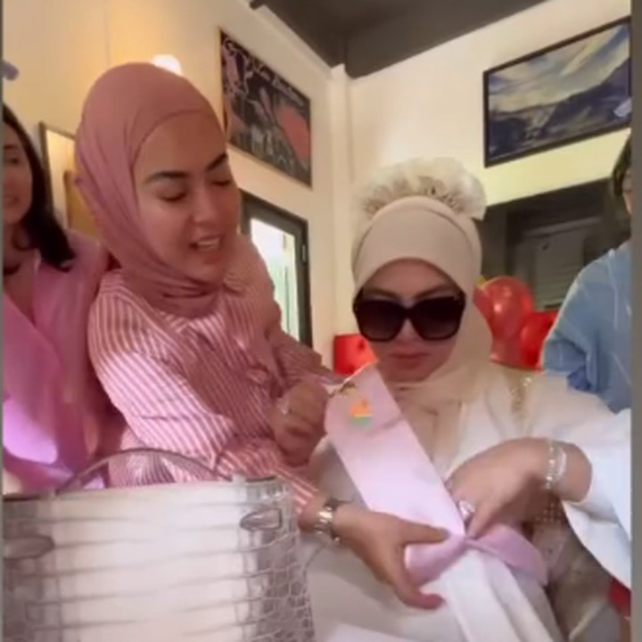 <p>Syahrini sempat meneteskan air mata haru saat diberikan kejutan tersebut. Palantun lagu <em>Sesuatu</em> ini tampak bahagia dengan kejutan yang diberikan oleh kerabat dan teman dekatnya jelang persalinan. Diceritakan Syahrini, bahwa awalnya ia diajak makan siang oleh adiknya yang bernama Rany. Tak disangka muncul teman-temannya yang datang mengenakan atribut untuknya. (Foto: Instagram @princessyahrini)</p>