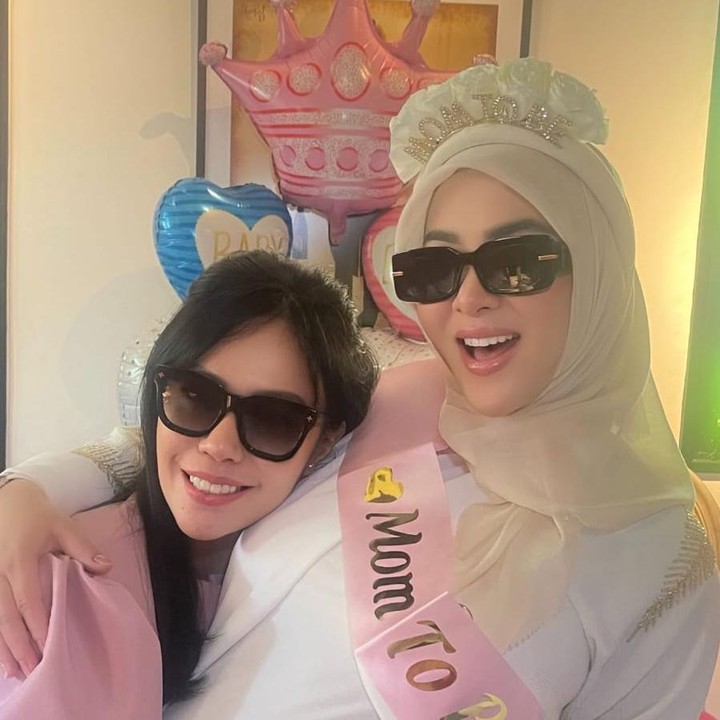 <p>Penyanyi Syahrini sebentar lagi melahirkan anak pertama, Bunda. Belum lama ini, Syahrini diberikan kejutan yang mirip seperti baby shower oleh kerabat dan teman dekatnya. (Foto: Instagram @princessyahrini)</p>
