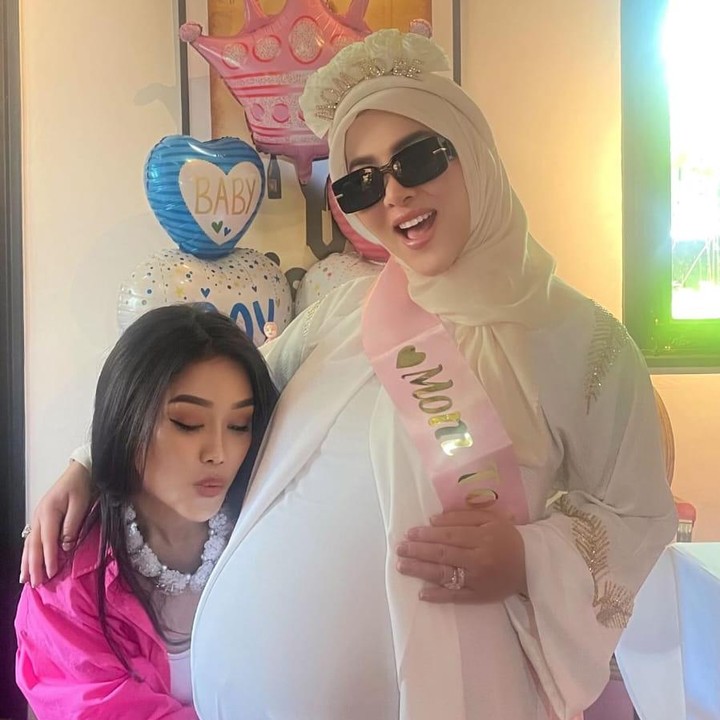 <p>Melalui unggahan di Instagram Stories, Syahrini membagikan potret kebersamaannya dengan teman dan kerabat di acara yang tak terduga itu. Ia menuliskan ucapan terima kasih dan ungkapan perasaan bahagianya. (Foto: Instagram @princessyahrini)</p>