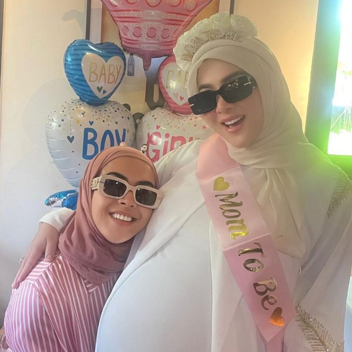 <p>Syahrini pertama kali mengumumkan kehamilan pertamanya pada bulan Mei 2024. Saat itu, usia kehamilannya sudah masuk trimester ketiga. Syahrini mem-posting foto <em>baby bump</em> kehamilannya ini saat acara tasyakuran 7 bulanan. Semoga sehat hingga hari persalinan tiba ya. (Foto: Instagram @princessyahrini)</p>
