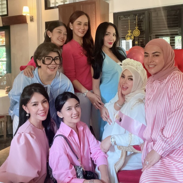 <p>Acara baby shower ini merupakan kejutan bagi Syahrini yang dibuat oleh teman-teman dekatnya. Meski dilakukan secara tertutup, acara ini sangat meriah. Teman-teman Syahrini yang hadir tampak mengenakan baju berwarna merah muda dan biru muda. Meski tampil mengenakan baju bernuansa pink dan biru, diakui Syahrini bahwa perayaan kecil tersebut bukan baby shower. (Foto: Instagram @princessyahrini)</p>