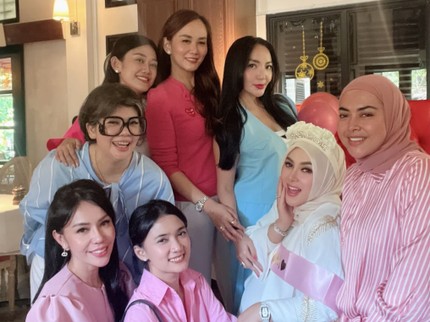 7 Potret Kejutan Manis Sahabat & Adik untuk Syahrini Jelang Melahirkan, Diwarnai Tangis Haru