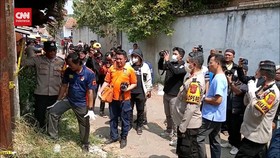 VIDEO: Polisi Olah TKP Ungkap Misteri Rangka Ibu & Anak di Bandung