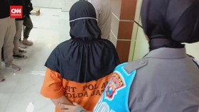 VIDEO: Polisi Tangkap Emak-emak Perkait Bom. 3 Kg TNT Disita