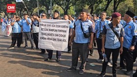 VIDEO: Supir Jaklingko Unjuk Rasa. 29 Rute Mikrotrans Tak Beroperasi