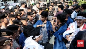 FOTO: Demo BEM SI Tolak RUU Polri dan TNI di Patung Kuda Ricuh