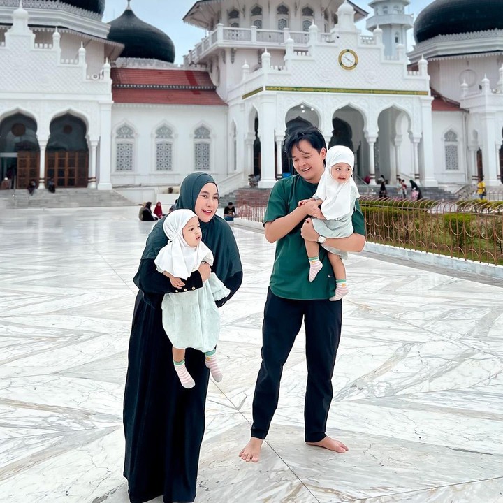 <p>Postingan tersebut pun langsung dibanjiri ucapan dan doa dari netizen. "<em>Masya Allah</em> emang jalur langit tuh beneran tembus ke langit deh doanya langsung qobul," tulis akun <em>@destiapebr****.</em> "<em>Masya Allah, Allah akbar,</em> enggak ada yang enggak mungkin bagi Allah sehat terus yaa teh," tulis akun <em>@aenis****.</em> (Foto: Instagram@anisarahma_12)</p>