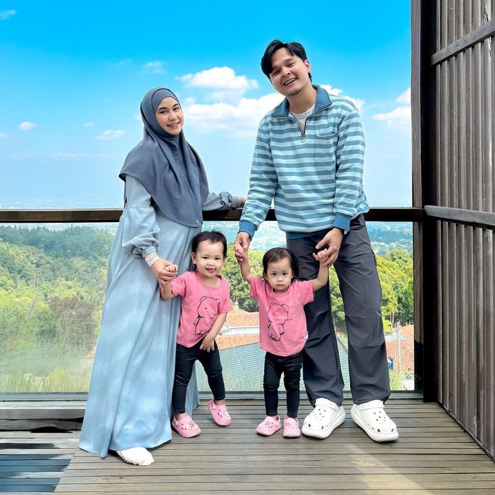 <p>Dalam<em> postingan</em>-nya ini, ia mengunggah potret bersama suami dan putri kembarnya yang bernama Almashira Athqia Shanum dan Alshamira Afiza Shanum, yang kini berusia 1,5 tahun. (Foto: Instagram@anisarahma_12)</p>