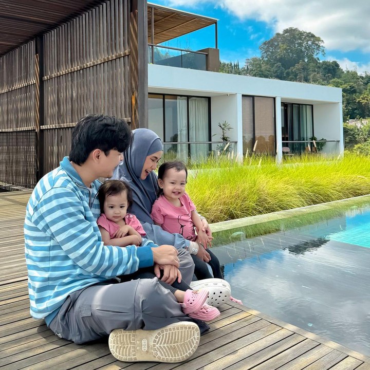 <p>Kabar bahagia datang dari Anisa Rahma dan Anandito Dwis yang saat ini sedang menantikan kelahiran anak ketiga. Pengalaman kehamilan ini juga dibagikan oleh Anisa di akun Instagram pribadinya. (Foto: Instagram@anisarahma_12)</p>
