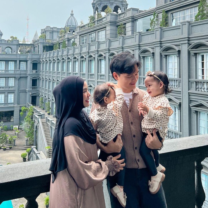 <p>Selain itu, Anisa pun memberikan saran yang bisa dilakukan para Bunda pejuang garis dua. "Dan di sini aku juga mau <em>share</em> yang semoga bisa bermanfaat, karena kita juga sempat ikhtiar jalur langit hehe.. ada bacaan ayat dan doa yang kita lakukan tiap hari, aku rutin baca surat An-Nahl: 72 dan juga Al-Hasyr: 21 dihafal, diresapi artinya dan dibaca setiap hari sambil beraktifitas," ungkapnya. (Foto: Instagram@anisarahma_12)</p>