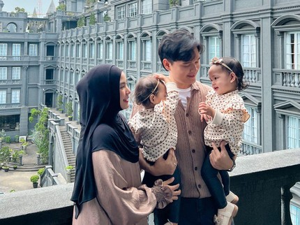 7 Potret Anisa Rahma Bareng Suami dan Putri Kembarnya, Menanti Kelahiran Anak Ketiga