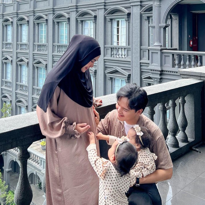 <p>Ia pun bersyukur dengan pilihannya itu karena saat ini dikaruniai putri kembar yang menggemaskan dan calon anak ketiga. "Bersyukur banget kita memilih untuk enggak diangkat.. Dan diberikan kesempatan sama Allah di pernikahan kami yang menuju 6 tahun ini untuk bisa hamil secara alami, yang berarti apa saluran tuba fallopinya masih bisa berfungsi," tulis Anisa, dikutip dari laman <em>Instagram@anisarahma_12,</em> Rabu (31/7/2024). (Foto: Instagram@anisarahma_12)</p>